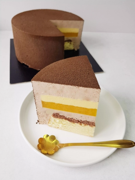 Entremet mangue, passion et chocolat au lait