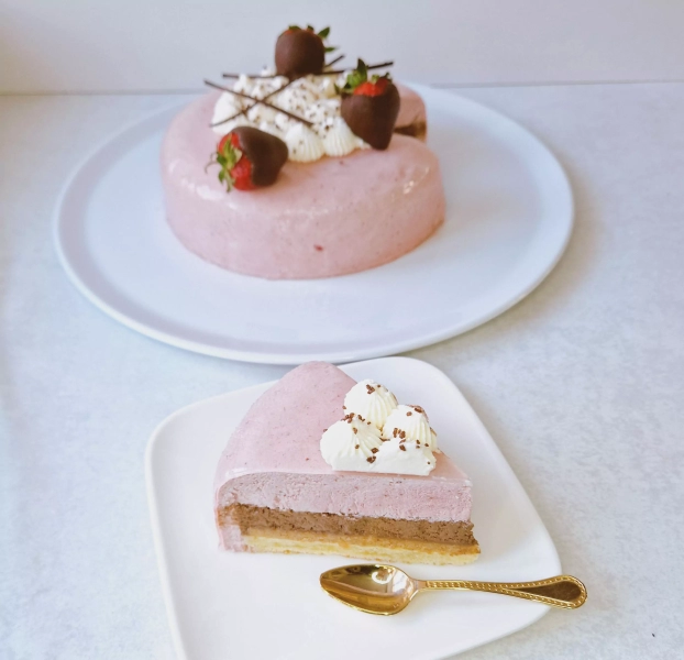 Entremet chocolat noir et fraise
